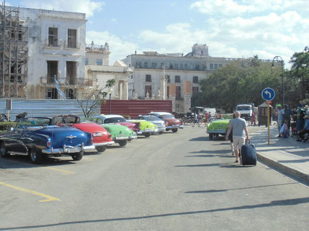 A proximité du parc, les taxis havanais sont prêts à s'occuper des touristes