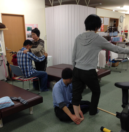 歩行時のヒールオフの動作を促しています　マヒ回復リハビリ教室きゃっちぼーる