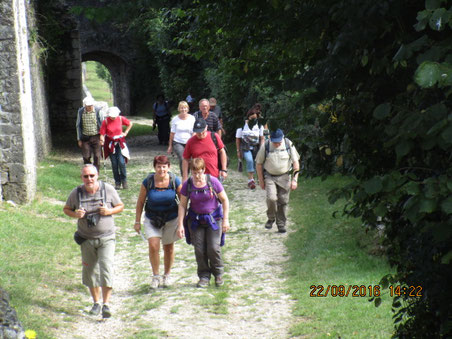 Une courte montée mais ce chemin de cailloux est un peu raide pour certains