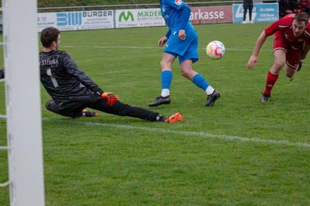 Mario Echle verhindert das 0:3 in der 35. Minute