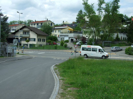 Diese Kreuzung beim Ortseingang Wolfhausen wird möglicherweise zum Kreisel ausgebaut.