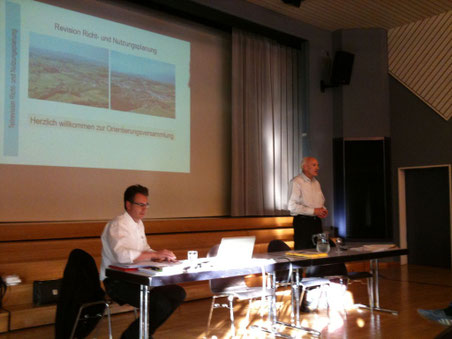 Ortsplaner Peter von Känel (links) und Gemeinderat Othmar Hiestand orientieren über die Vorlage