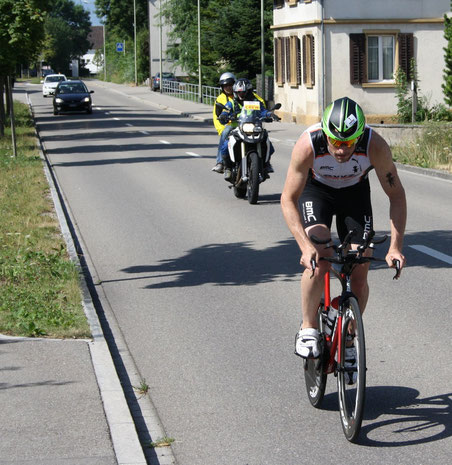 Ronnie Schildknecht führt bei der zweiten Durchfahrt durch Wolfhausen... 