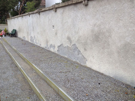 Der Putz bröckelt weg: Zustand der Begrenzungsmauer am 16. März 2014