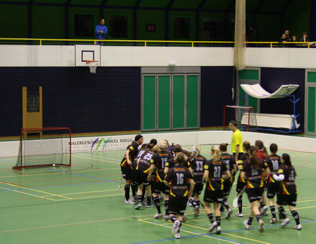 Der Ball liegt im gegnerischen Tor, die Riders jubeln (Bilder: Thomas Illi, buebikernews)