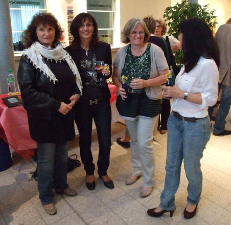 Die Lehrerin (links) mit ihren drei Schülerinnen.