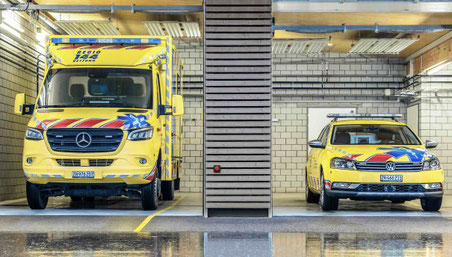 Ein Rettungswagen und das jetzt nicht mehr eingesetzte PFS-Fahrzeug. (Bild: Regio 144 AG) 