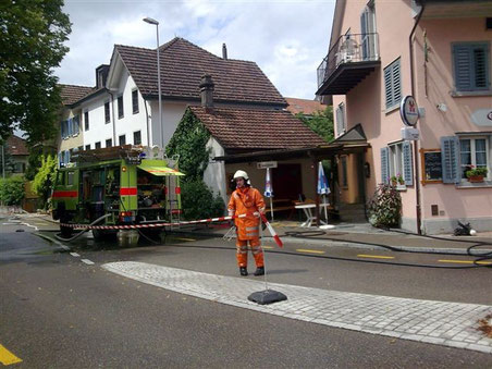 August 2010: Es brennt in der "Blume" (Bild: Feuerwehr Bubikon)