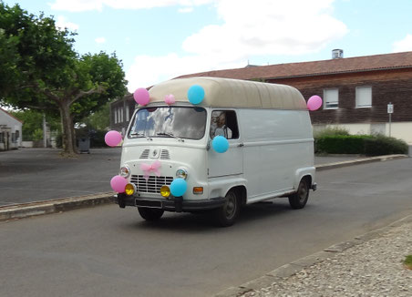 Juillet 2015 - Quoi de mieux qu'une Estafette pour transporter "discrètement" des amis lors de leur mariage surprise...