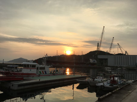 沈む夕日、明日もいい天気のようだ
