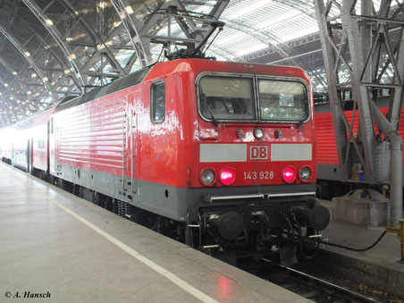 143 928-0 wartet am 4. Februar 2012 in Leipzig Hbf. auf Ausfahrt Richtung Halle