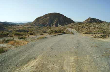 Schotterweg am Rand der Tabernas-Wüste