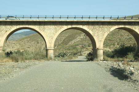 Brücke entlang der Piste