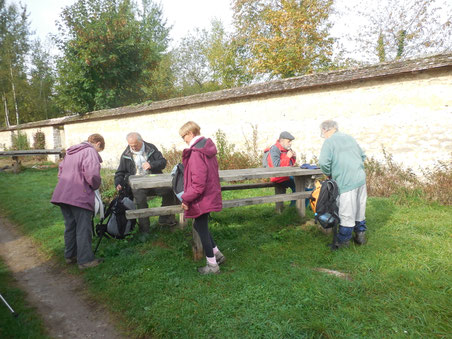 Chacun trouve sa place, on sort le casse-croute, une si grande table pour  seulement 5 personnes ?