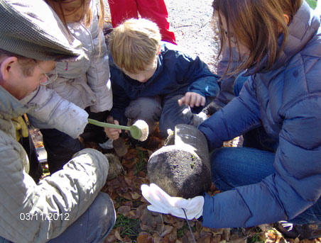 Familiengruppe bei der Nistkastenaktion im Ebershaldenfriedhof (Foto: Dr. A. Dietze)