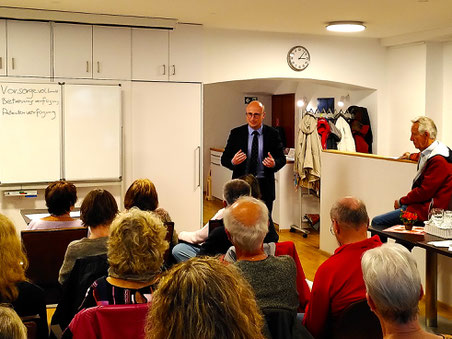 Bild: Horst Kürschner BU: Von links: Rechtsanwalt Markus Bauer und Heinrich Epple vom Seniorenbeirat Landsberg beim Vortrag über Vorsorgevollmacht im Kratzertreff. Die Zuhörerinnen und Zuhörer verfolgten interessiert die Ausführungen des Referenten.