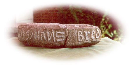 Teile einer von Hans Bredemeier, vermutlich im Jahre 1559 aus Bückeberger Sandstein gefertigten Sonnenuhr