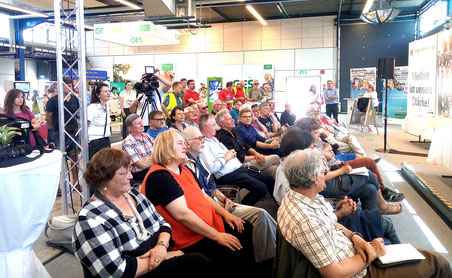 Kollegen des Schwarzwälder Boten machten beim Journalistentag der Südwestmesse auf ihre Probleme aufmerksam.  Foto: Christoph Holbein