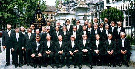 Der "Städtische" in den 1980er Jahren vor haus Spiess. Am Samstag feiert der Männergesangverein sein 175-jähriges Bestehen. FOTO: VEREIN