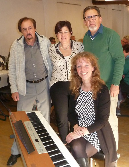 v.l. Gerd Faßbender (Chorleiter), Karin Heinze (SMB), Wilfried Rötzel (SMB), Alexandra Hillebrands (Chorleiterin)
