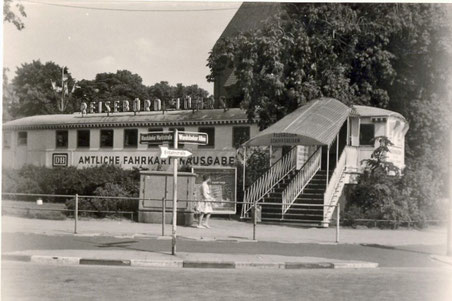 Diese Aufnahme von 1961 zeigt das "Notquartier" des Reisebüros Lührs während des U-Bahn Baus. Dieses befand sich an der Ecke Wandsbeker Allee  - Wandsbeker Marktstraße vor der Kirche. Das historische Foto wurde uns dankenswerter Weise von Herrn Dr. Becker-Kavan zur Verfügung gestellt.