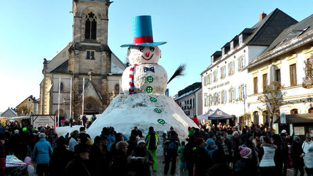 Schneemannfest Rekord gebrochen Riesenschneemann Jakob feiert sein 30 jähriges Jubiläum in Bischofsgrün 2015 © Copyright by Olaf Timm