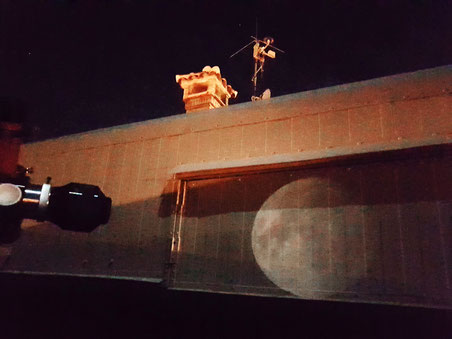 Luna proyectada contra el techo corredizo del observatorio.