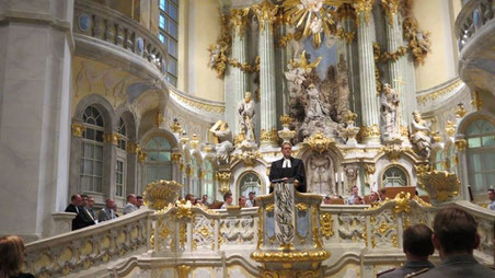 Pfarrer Sebastian Feydt predigt beim Militärgottesdienst am 30.04.2014 in der Frauenkirche Dresden