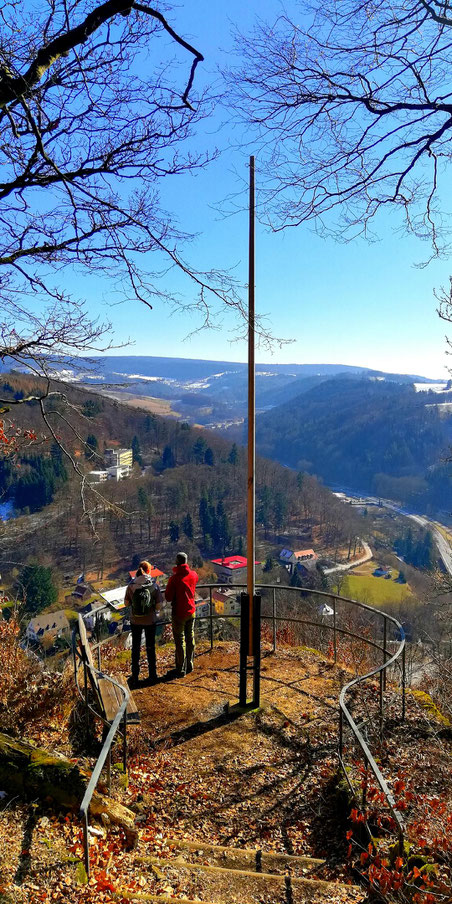 Blick vom Rotherfelsen ins Maintal die Bernecker Felshänge im Fichtelgebirge