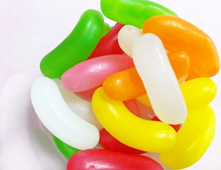 お菓子や漬物、ジュースなどに使われ、肝臓や腎臓への影響、ADHDとの関連も指摘されています😨