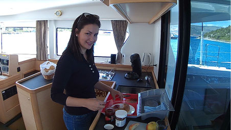 Katamaran Frühstück, Katamaran Mieten, Katamaran Yacht Charter, Katamaran Yacht Chartern, Katamaran Segelurlaub, Katamaran Mitsegeln, Katamatan Hochseesegeln, Katamaran Training, Katamaran Lagoon 42, Katamaran Familienurlaub, Katamaran Segeln
