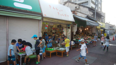 箱崎商店街の空き店舗を活用した子どもの遊び場「きんしゃいきゃんぱす」の様子