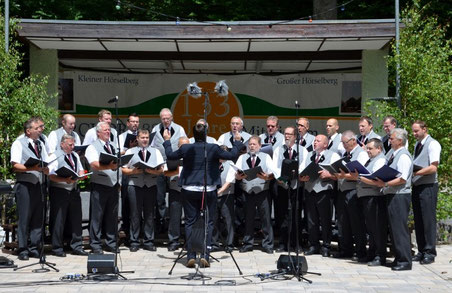 Der Männergesangsverein Schönau eröffnet traditionell das Sängerfest.