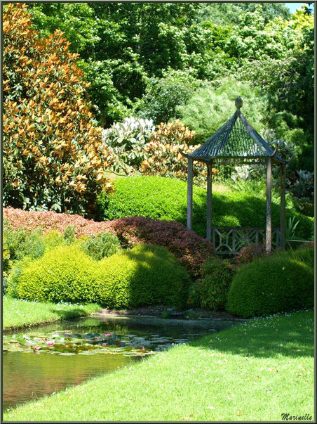 Le Canal avec son bassin, sa pagode et sa végétation luxuriante - Les Jardins du Kerdalo à Trédarzec, Côtes d'Armor (22) 