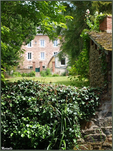 Maison bourgeoise avec son jardin et son lavoir personnel (devant, à doite), en bordure du Trieux, Pontrieux, Côte d'Armor (22)  