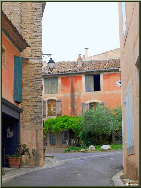 Ruelle et maisons à côté de l'ancien Bureau de Poste - Goult, Lubéron - Vaucluse (84)