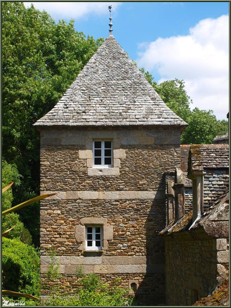 Le Manoir (vu depuis le sentier en contrebas des Terrasses) - Les Jardins du Kerdalo à Trédarzec, Côtes d'Armor (22) 