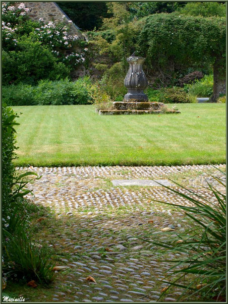 Jardin à l'entrée, face au Manoir - Les Jardins du Kerdalo à Trédarzec, Côtes d'Armor (22)  