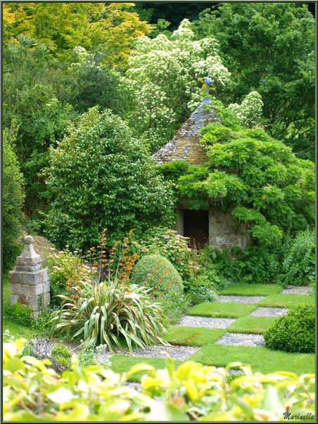 Les Quatres Carrés et un petit pavillon aux mosaïques en coquillages - Les Jardins du Kerdalo à Trédarzec, Côtes d'Armor (22)   