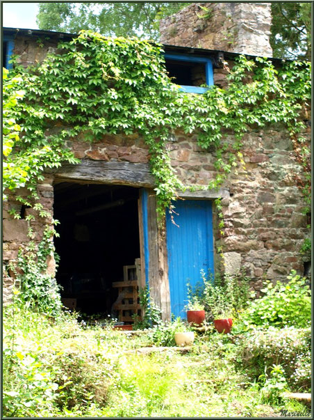 Jardinet d'un ancien lavoir en bordure du Trieux, Pontrieux, Côte d'Armor (22)  