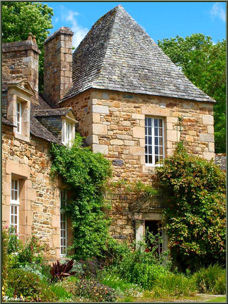 Le Manoir et la porte ouverte menant au musée - Les Jardins du Kerdalo à Trédarzec, Côtes d'Armor (22)