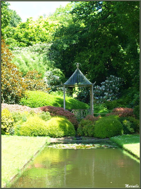 Le Canal avec son bassin, sa pagode et sa végétation luxuriante - Les Jardins du Kerdalo à Trédarzec, Côtes d'Armor (22)  