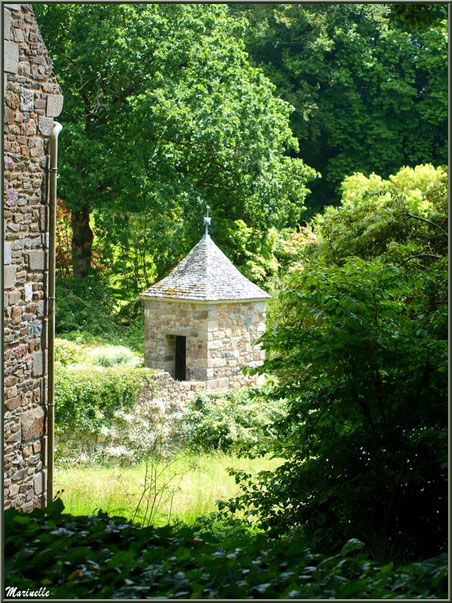 Les Quatres Carrés et un petit pavillon (vue depuis le sentier menant à la Vallée du Bas) - Les Jardins du Kerdalo à Trédarzec, Côtes d'Armor (22)   