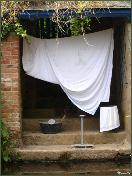 Lavoir et scène lavandière reconstituée sur Le Trieux, Pontrieux, Côte d'Armor (22) 