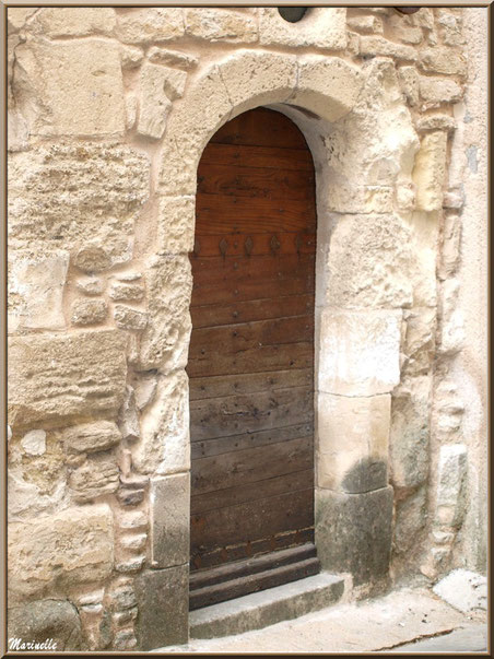 Porte ancienne au gré d'une ruelle - Goult, Lubéron - Vaucluse (84)