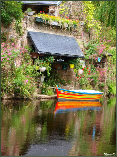  Ancien lavoir fleuri et son canot multicolore avec reflets, en bordure du Trieux, Pontrieux, Côte d'Armor (22) 