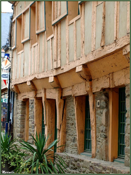 Façade d'une maison ancienne en centre ville de Pontrieux (Rue des Fontaines), Côte d'Armor (22)  