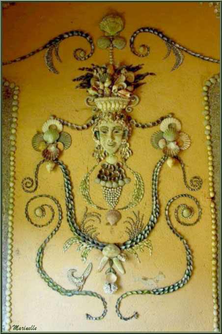 Les Quatres Carrés et les mosaïques en coquillages d'un petit pavillon - Les Jardins du Kerdalo à Trédarzec, Côtes d'Armor (22)    