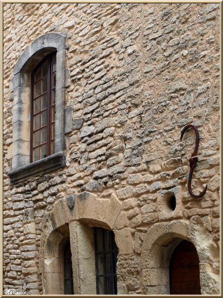 Façade ancienne au gré d'une ruelle - Goult, Lubéron - Vaucluse (84) 
