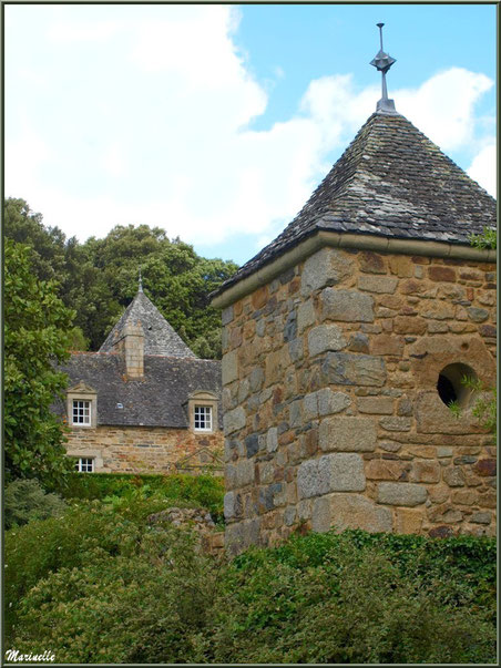 Le Manoir et une des annexes dans les Quatre Carrés - Les Jardins du Kerdalo à Trédarzec, Côtes d'Armor (22) 